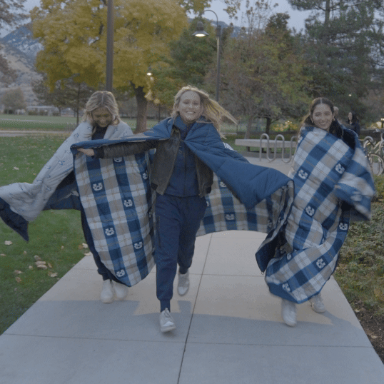 What is the ideal weight for a camping blanket?