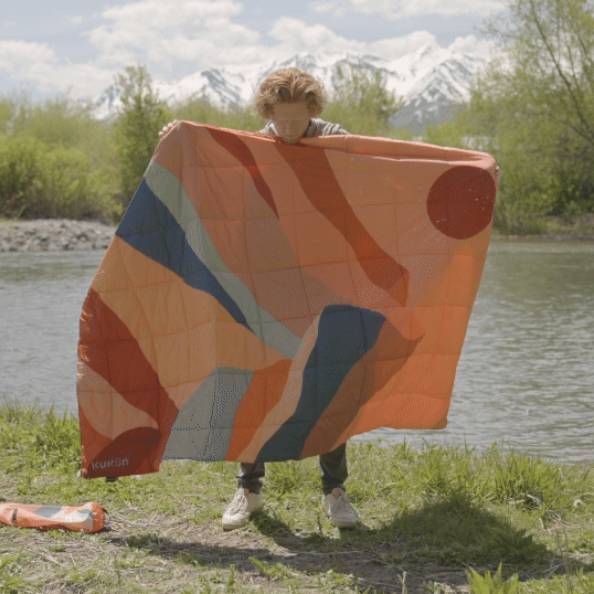 What are the top features of a camping blanket?